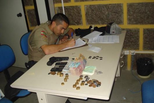 PM prende dois de quadrilha que roubou R$ 19 mil de mercado