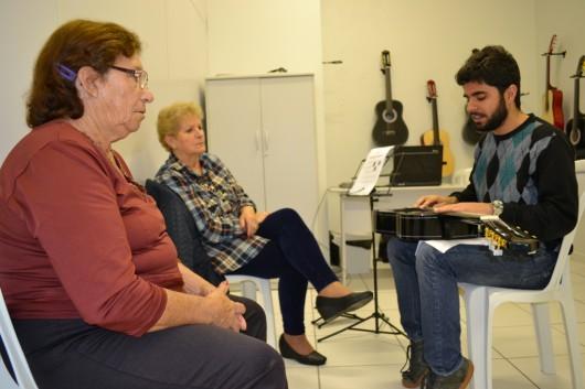 Centro de Convivência da Terceira Idade inova com aulas de violão para idosos