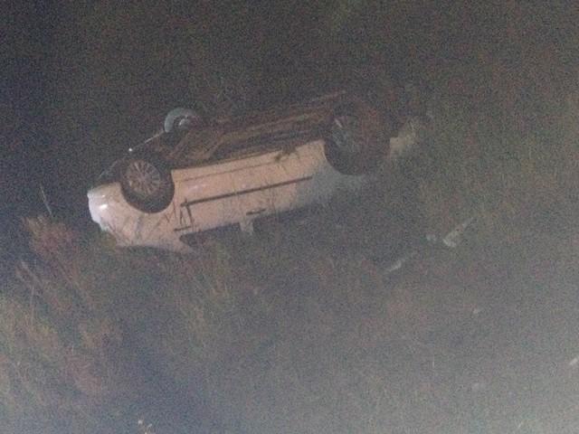 Carro capota às margens da BR-101, em Jaguaruna
