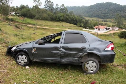 Motorista cai em ribanceira após perder o controle do veículo