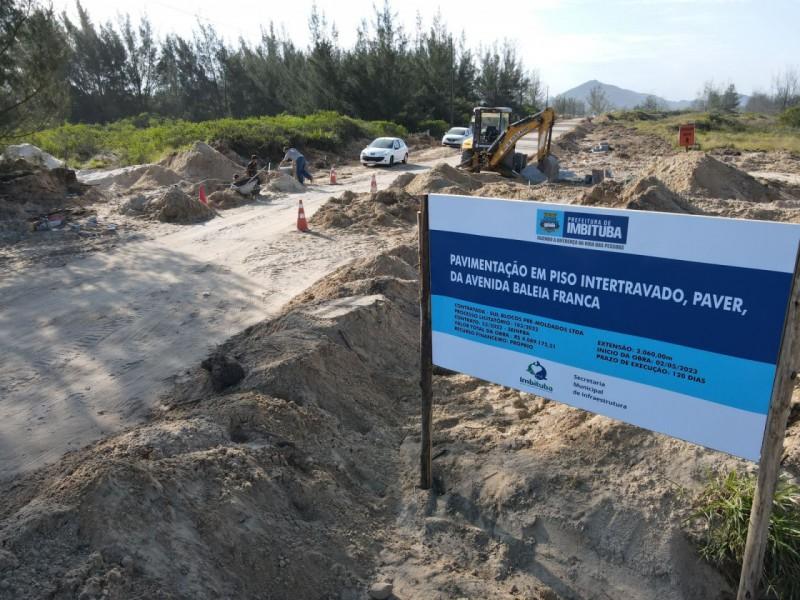 Imbituba: reiniciada terraplanagem da avenida Baleia Franca