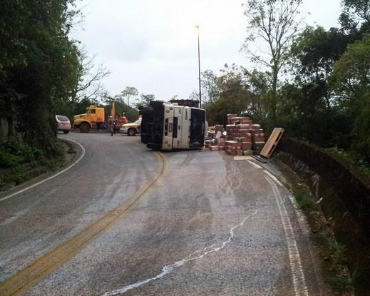 Caminhão carregado de leite tomba na Serra do Rio do Rastro