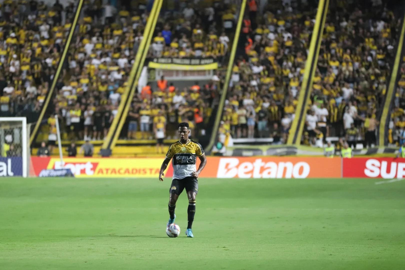 Titular em todos os jogos do Criciúma, Matheus Trindade avalia confronto contra o vice-líder