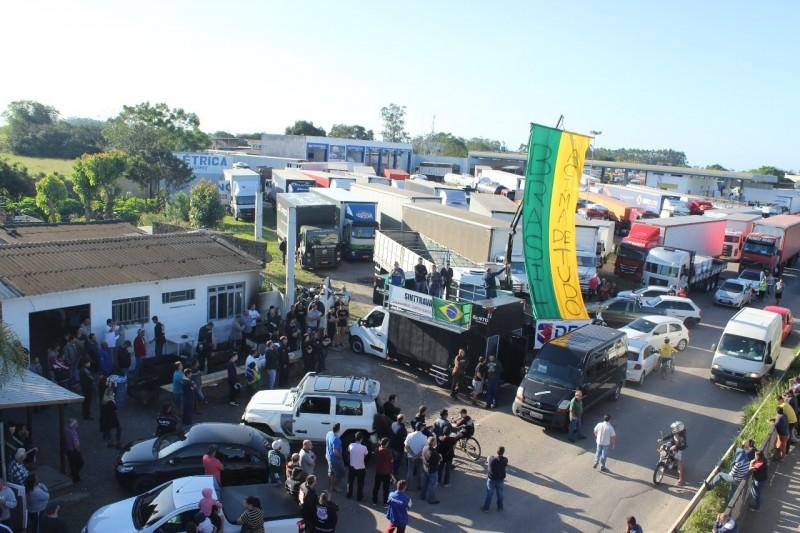 Caminhoneiros do Sul avaliam possibilidade de parada no dia 26