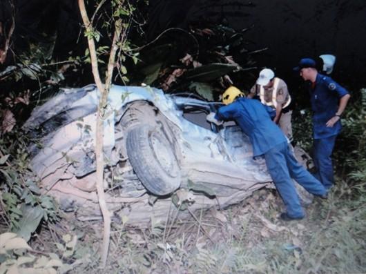 Carro cai em barranco após ser atingido por caminhão