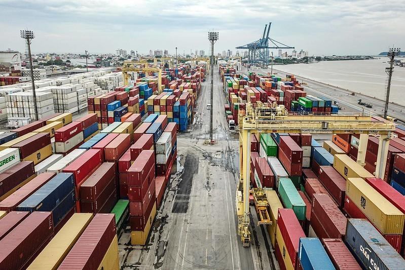 Queda nas exportações e na confiança da indústria