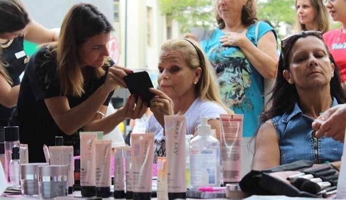 Mulheres recebem cuidados especiais na Praça Nereu Ramos 
