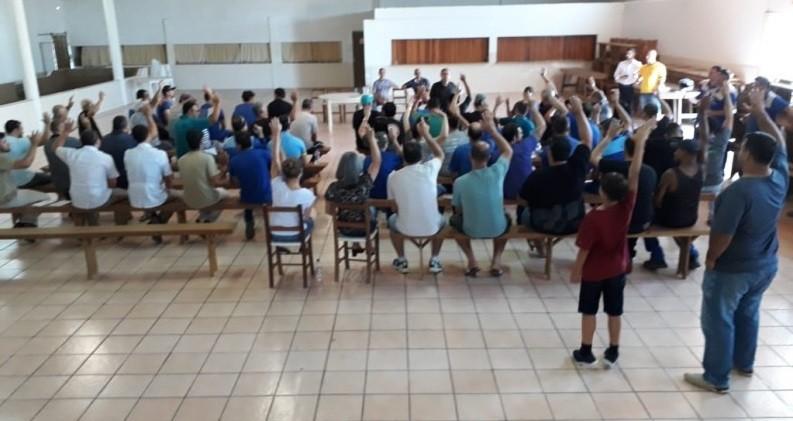 Trabalhadores ceramistas realizam assembleia para discutir greve