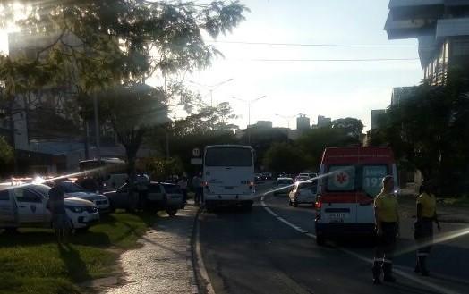 Mulher é atropelada por ônibus da linha municipal