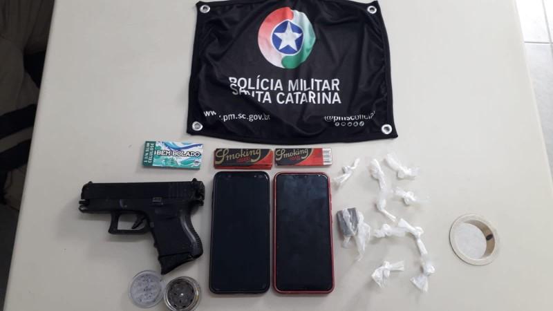 Criciúma: PM recebe denúncia de tráfico de drogas em parada de ônibus e apreende adolescentes