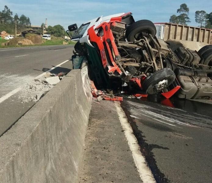 Motorista sai ileso e trânsito fica lento após tombamento de carreta