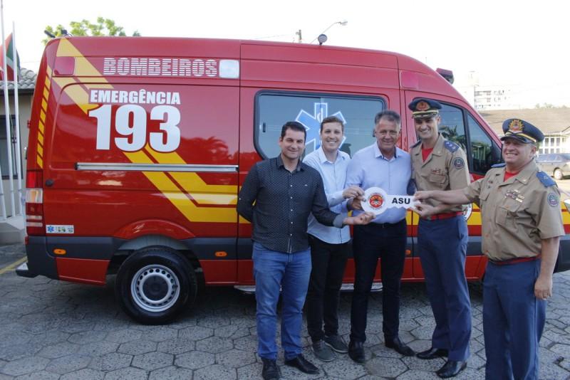 Corpo de Bombeiros recebe nova ambulância em Forquilhinha