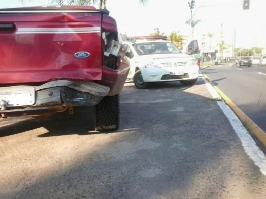Duas colisões traseiras são registradas na avenida Centenário