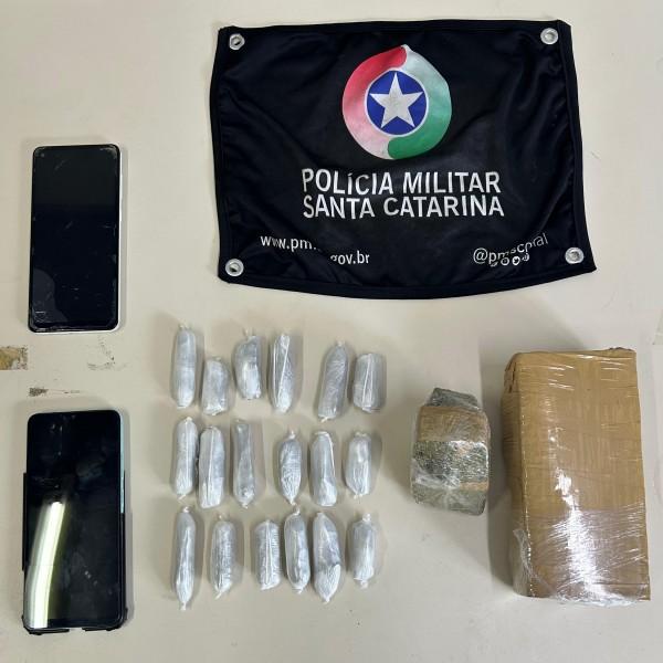 Dupla é presa transportando mais de 700 gramas de maconha em Criciúma