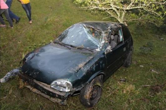 Após colisão, carro capota e cai em barranco na SC-390