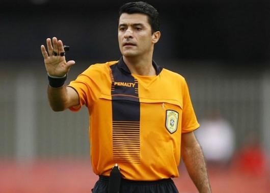 Sandro Meira Ricci apita o clássico deste sábado