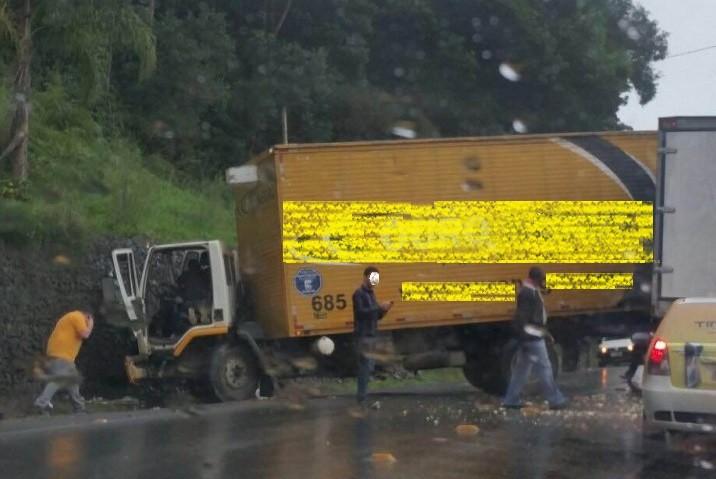 Em Urussanga, caminhões colidem na SC-108