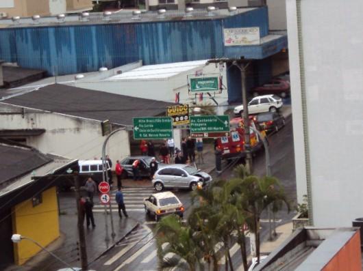 Colisão entre dois carros chama atenção a cruzamento