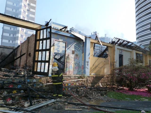 VÍDEO: Fogo destrói parte do Centro Cultural Jorge Zanatta