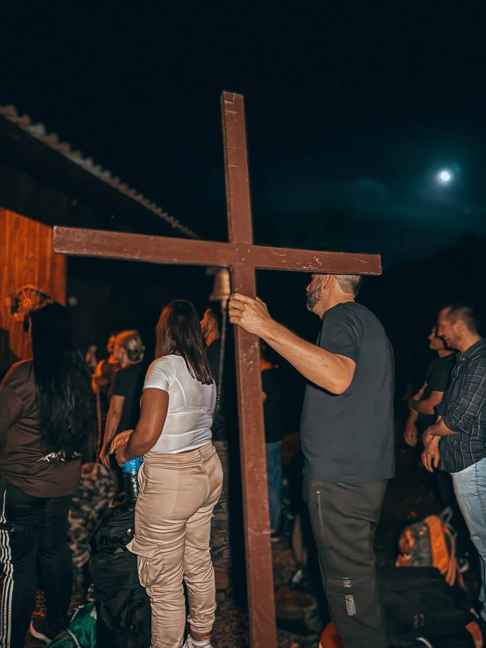 Projeto social leva mensagens de fé e apoio para pessoas em acampamento no Sul de SC — foto 1