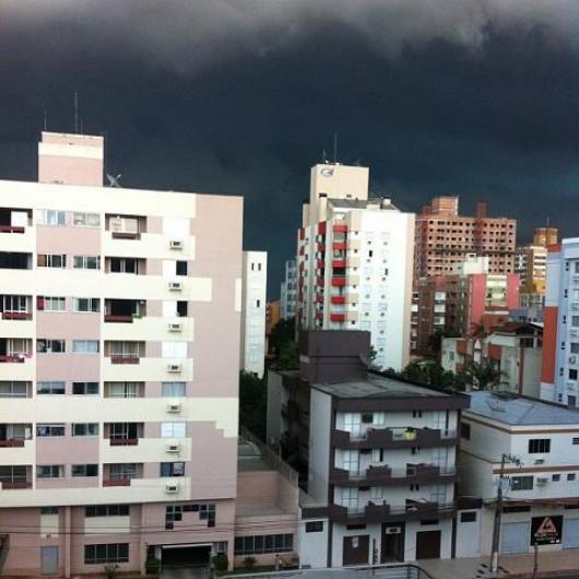 Temporal foi causado por linha de instabilidade no Litoral, explica Márcio Sônego