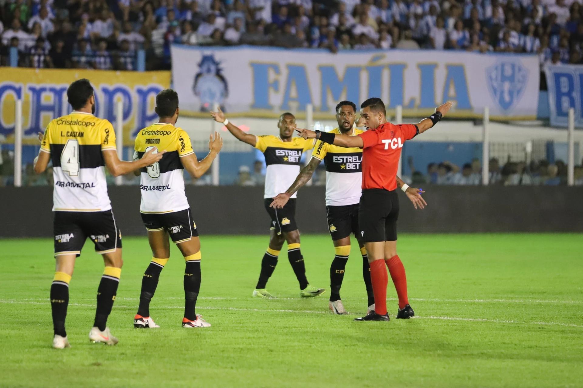 Vídeo: copo arremessado da torcida do Paysandu acerta atacante do Criciúma