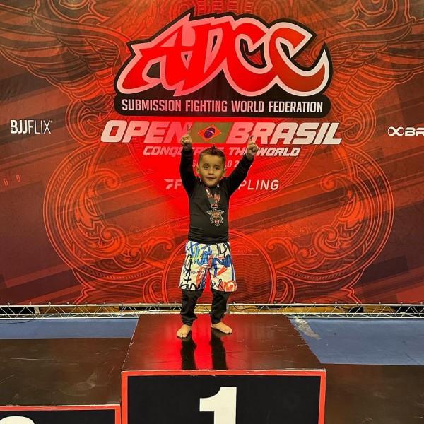 Projeto Amigos da Esperança revela nova promessa do Jiu-Jitsu