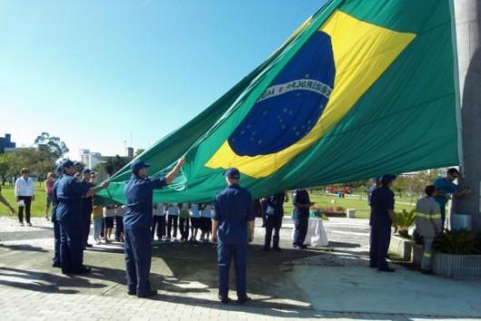 Ex-secretário critica troca da bandeira no Paço