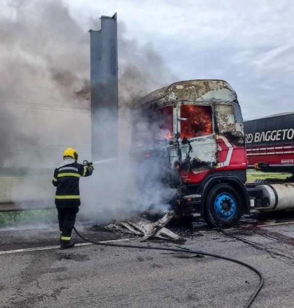 Içara: incêndio em carreta provoca congestionamento no sentido Sul da BR-101