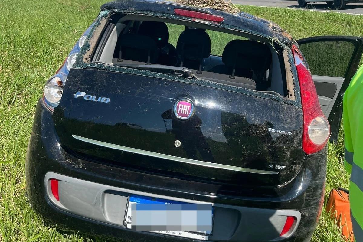 Saída de pista seguida de capotamento deixa passageira ferida na BR-101