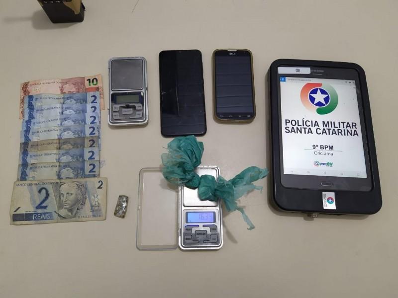 Polícia apreende adolescente e prende jovem por tráfico de drogas