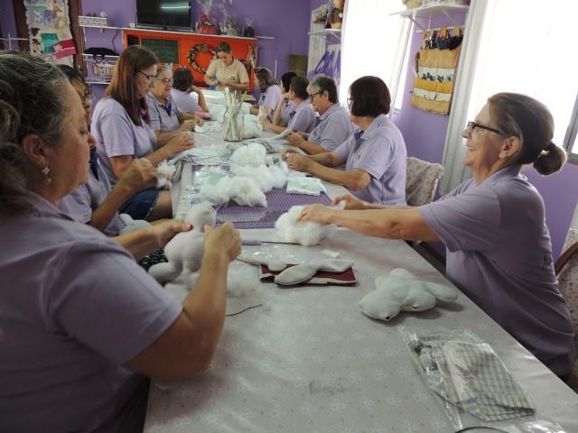 Mulheres Artesãs da Coopercocal retornam atividades