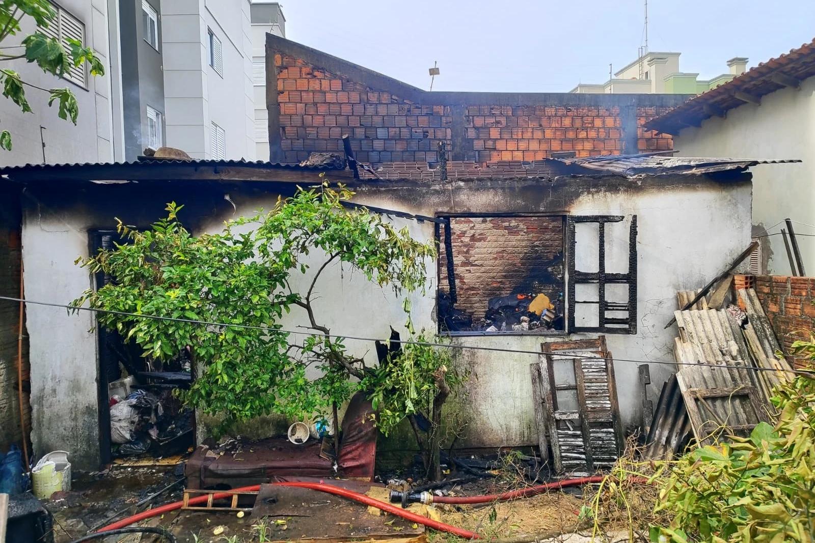 Casa é atingida por incêndio em Araranguá
