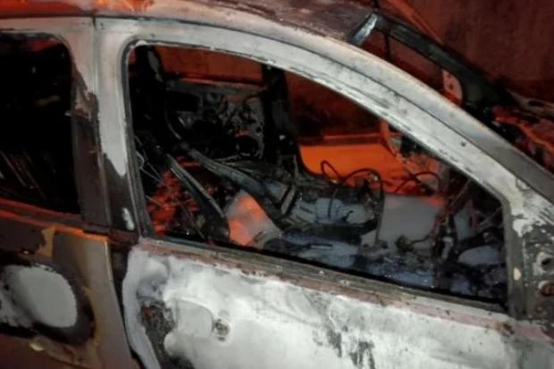 Adolescente de 13 anos incendeia carro furtado em oficina