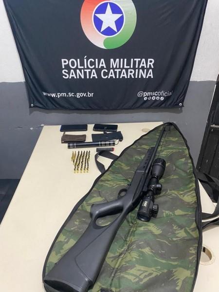 Homem é preso após ser flagrado transitando com rifle e 80 munições em Forquilhinha