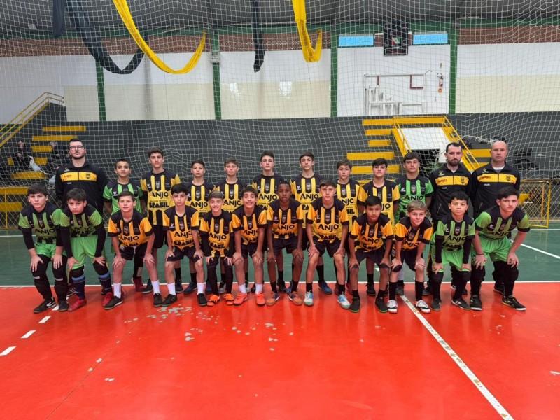 Garotos do Anjos do Futsal começam a receber os uniformes do projeto