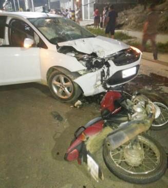 Motociclista sofre ferimentos após condutor de veículo cortar a sua frente