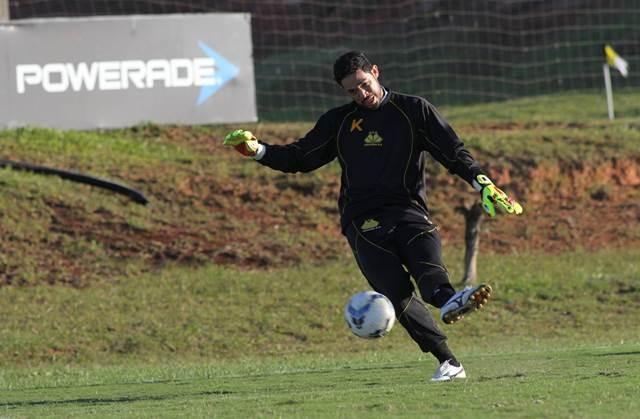 Às vésperas da retomada ao Brasileirão, goleiro Luiz reaparece em treinamento