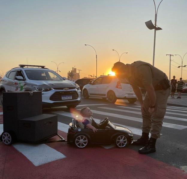 Bebê de Criciúma ganha carrinho com carretinha de som e faz sucesso com a PM