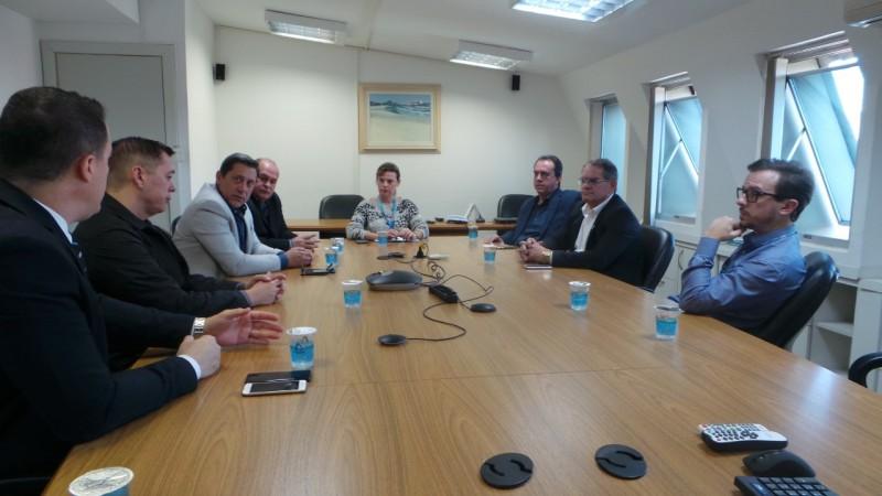 Vereadores participam de reunião com a presidente da Casan