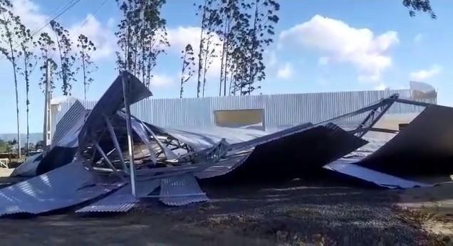 Rajadas de vento provocam estragos em Santa Rosa do Sul e Jacinto Machado