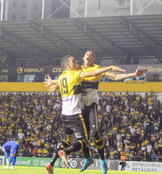 Lohan sai do banco, marca gol decisivo e Criciúma supera o Náutico em casa