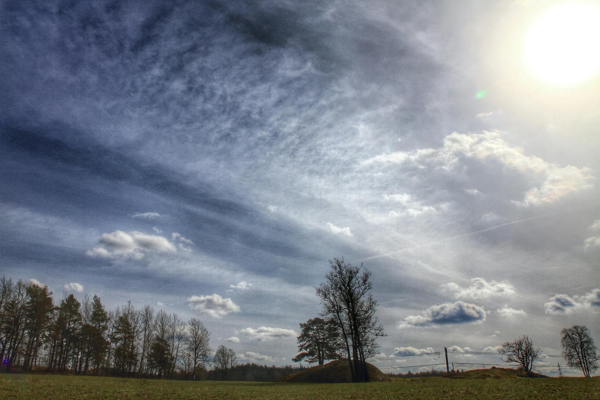 Sol entre nuvens e formação de nevoeiro marcam o último fim de semana de maio