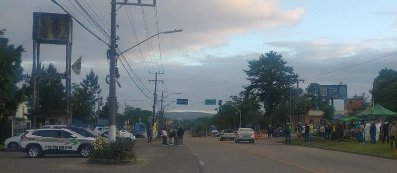 Com bandeiras do Brasil e faixas, manifestantes continuam em frente à sede do 28ºGAC em Criciúma 