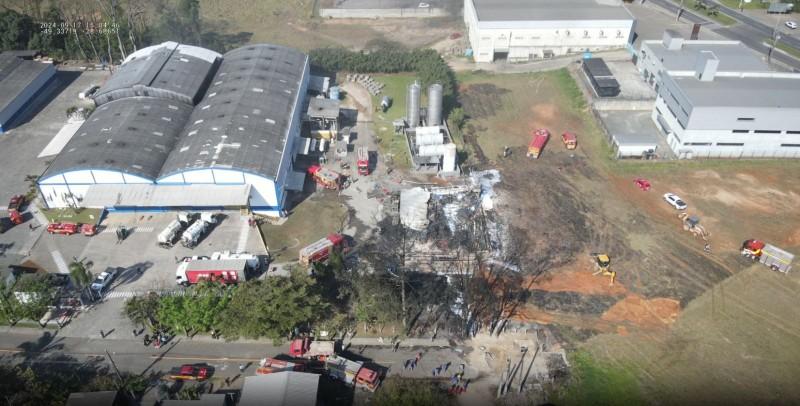 Criciúma: imagens aéreas mostram destruição de incêndio em indústria