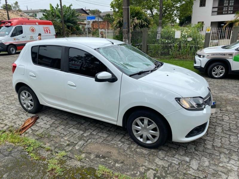 Colisão entre carro e bicicleta deixa ciclista ferido em Criciúma