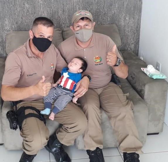Policiais salvam bebê engasgado com leite materno em Passo de Torres