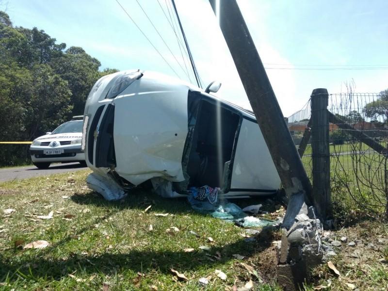 Carro sai da pista e colide em poste