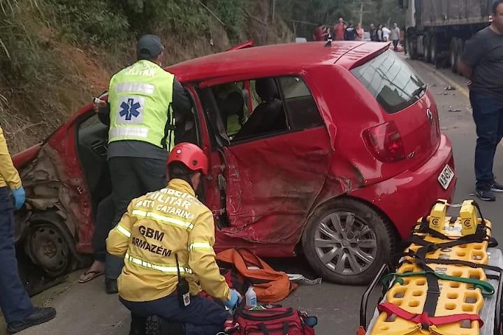 Colisão frontal entre carro e carreta deixa motorista ferido na SC-435
