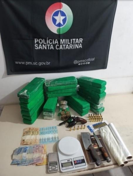 Ao averiguar denúncia, PM apreende revólver e mais de 16 quilos de maconha em Araranguá